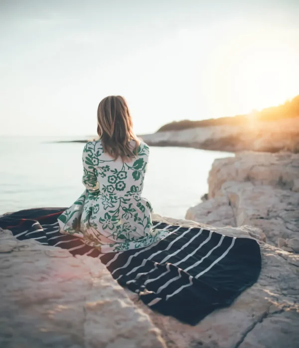 joven-solitaria-sentada-en-la-playa